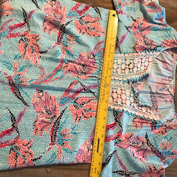 Crown and Ivy top with White lace. - Picture 8 of 8